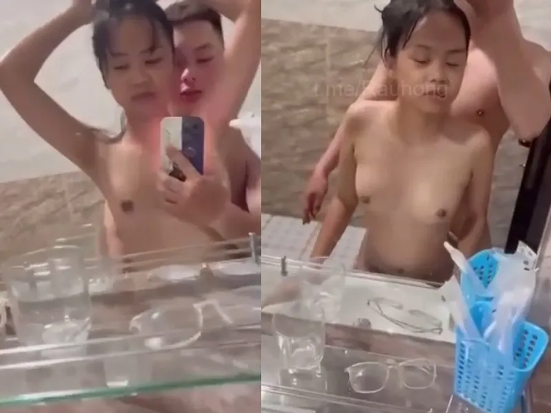 Thon gọn em cùng anh bồ trả bài trước gương quay kỉ niệm
